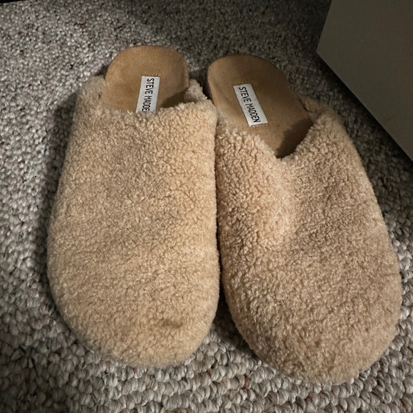 Steve Madden shearling clogs. Barely worn! - Picture 3 of 3